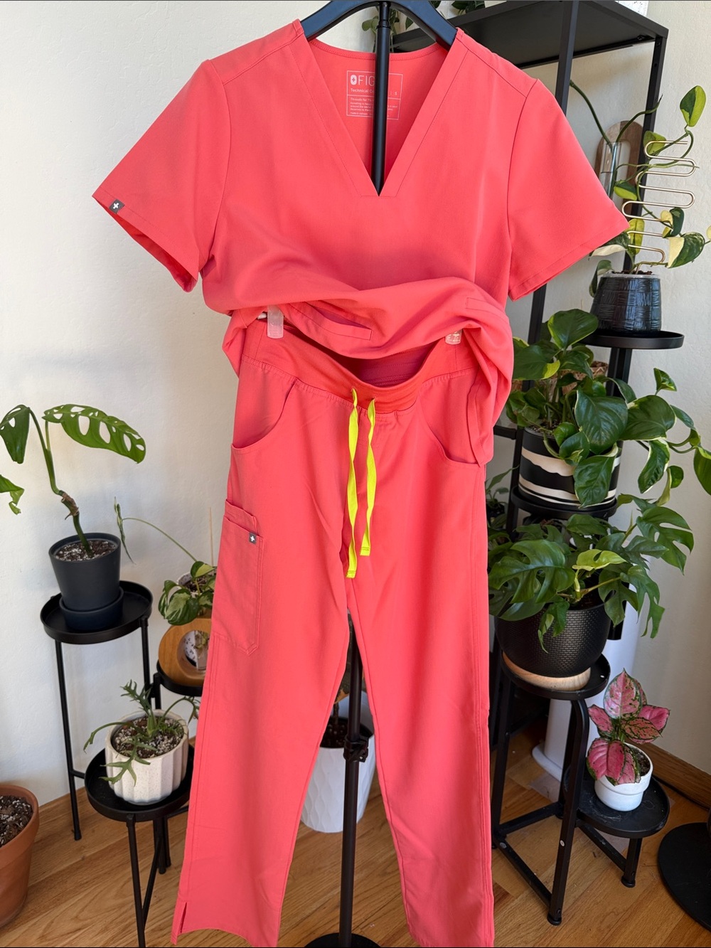 Figs Electric Coral Kade Xs/t Scrub Set (S top)with Yellow Drawstring